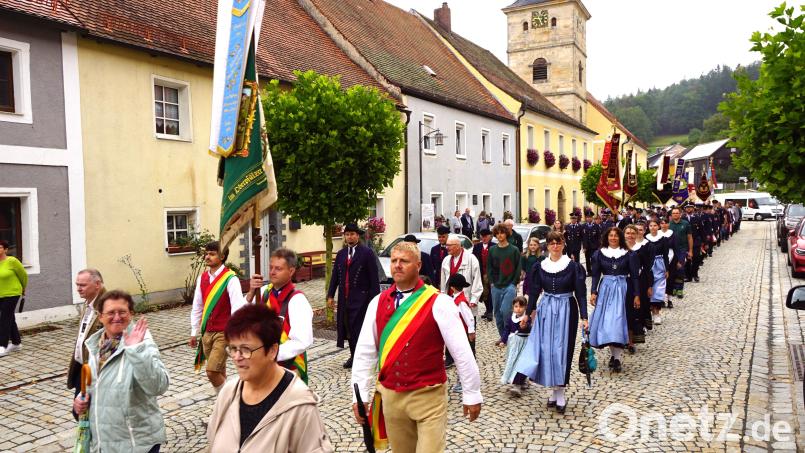 Kurz war der Weg von der Kirche zum Festzelt. Beim Festzug ging es nicht wie geplant vom Schloßberg hinab zum Unteren Markt. Drohende Wolken reduzierten die Strecke. Bild: bkr