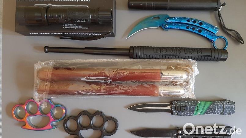 Beamte stellten am Wochenende verbotene Messer, Schlagstöcke und Pfeffersprays bei Grenzkontrollen in Waldsassen und an der A6 in Waidhaus sicher. Bild: Bundespolizeiinspektion Waidhaus