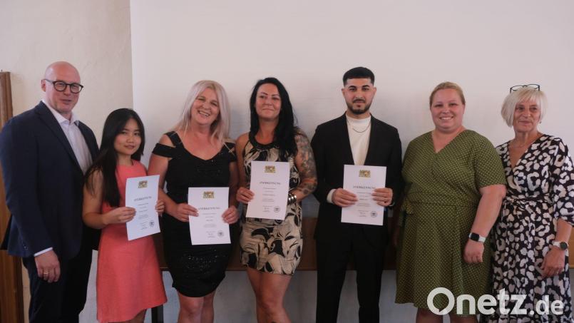 Vier Staatspreise für besondere Leistungen wurden bei der Examensfeier verliehen; (von links): Geschäftsführer Roland Domogalla, die Geehrten Thi Thu Trang Bui, Adisa Sabic, Christiane Wolfhard und Shahbaz Safi. Daneben Klassenleiterin Susanne Luber und Schulleiterin Ilona Lang. Bild: usc