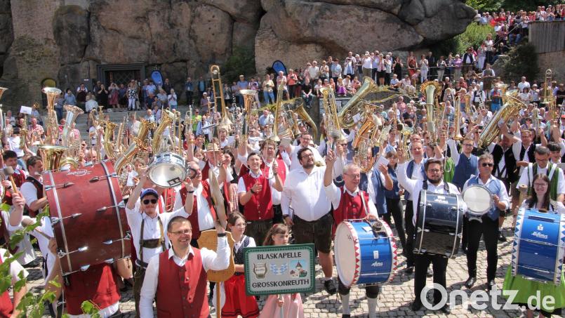Der abschließende Musikantengruß beendete den Massenchor in der Schwaige. Bild: kro