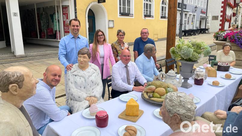 Wer ist echt, wer aus Beton? Bei der Ausstellungseröffnung im Markt dabei waren Oberbürgermeister Oliver Weigel und Bauamtsleiter Stefan Büttner (in der Figurenreihe Reihe sitzend von rechts) sowie Bauhofleiter Roland Sommer, Künstlerin Laura Lechner, Projektleiterin Daniela Pöhlmann und Jan Illerhues vom Lechnerhof (Reihe stehend von rechts). Bild: Stadt Marktredwitz/exb