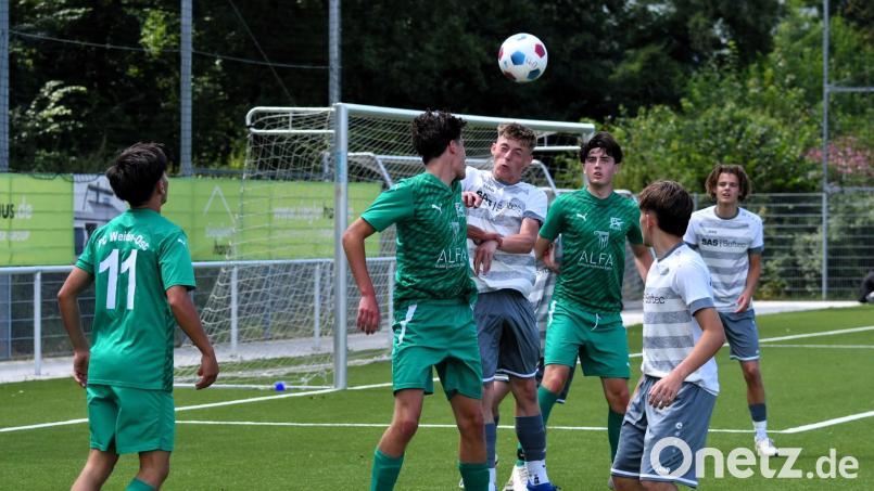 Beim U19-Turnier der SpVgg SV Weiden entschied der Gastgeber das Spiel um Platz fünf gegen den FC Weiden-Ost (grüne Trikots) im Elfmeterschießen für sich. Bild: Nachtigall/exb