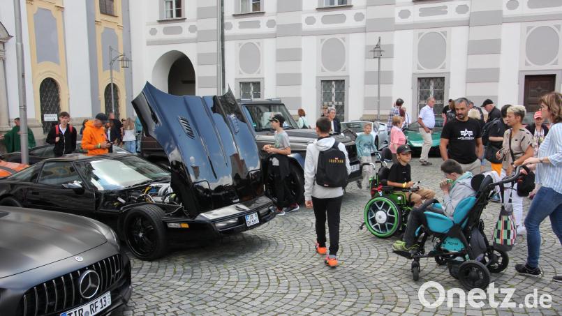 Zum Treffen der Sportflitzer auf dem Platz vor der Basilika waren viele Menschen mit und ohne Handicap gekommen. Bild: kro