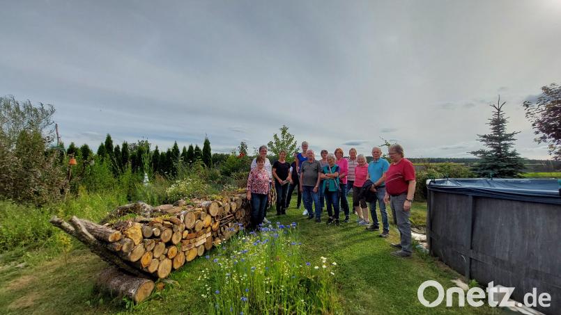Interessiert begutachten die Mitglieder des Obst- und Gartenbauvereins Sigl die Naturgärten, die sie bei einer Radtour erkunden. Bild: ct