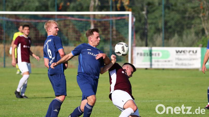 Die beiden Haidenaaber Tobias Eigler (links) und Lucas Walter setzen Maximilian Fried von der DJK Weiden arg zu. Der ASV Haidenaab siegte in letzter Minute mit 2:1 gegen die Gäste aus Weiden. Bild: Dieter Jäschke