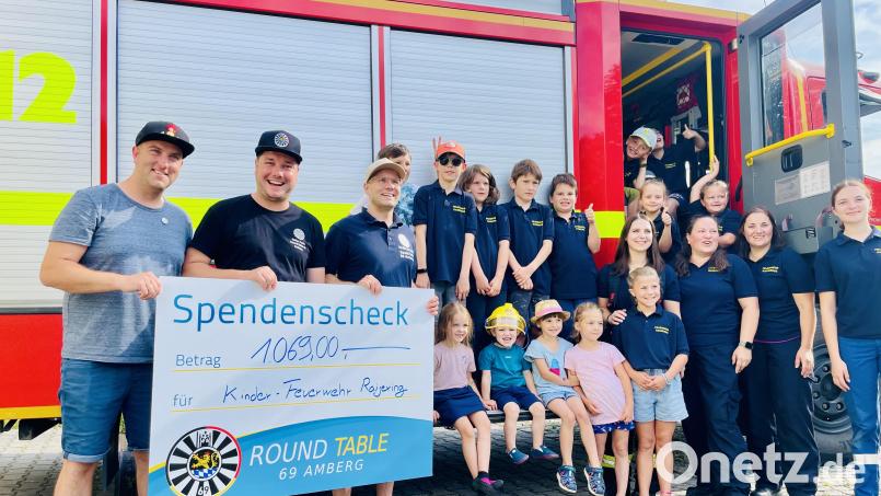 Das löste bei der Raigeringer Kinderfeuerwehr, die sich Hydrantenbande nennt, große Freude aus, als die Vertreter von Round Table 69 Amberg einen Scheck über 1069 Euro übergaben. Von links. die RT-Delegation mit Tobi Höhne, Schatzmeister Stefan Fuchs und Club-Präsident Dr. Andreas Heil. Bild: usc