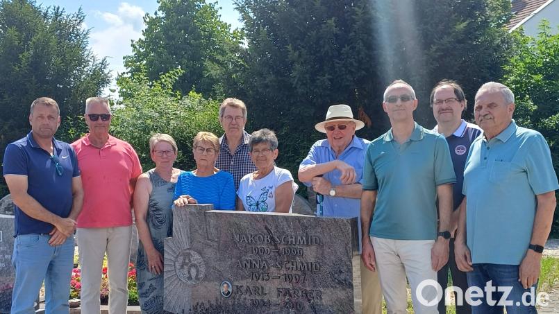 Altbürgermeister Karl Färber wäre am 30. Juli 90 Jahre alt geworden. Die Schnaittenbacher SPD gedenkt seiner an seinem Grab (von links): Zweiter Bürgermeister Uwe Bergmann, Wolfgang Färber (Sohn), Bärbel Grützner, Helga Färber (Witwe), Gerald Dagner, Marianne Hartmann, Willi Meier, Georg Dobmeier, Günter Schuller und Vitus Kaa. Bild: u