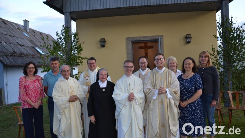 Sr. Angelina Hummer (Fünfte von links) von den Mallersdorfer Schwestern feierte in Ragenwies 60-jähriges Professjubiläum. Dazu gratulierten Pfarrgemeinderätin Angelika Hierold, Bürgermeister Bernhard Rom, die Geistlichkeit mit den beiden Neupriestern (vorne), Pfarrgemeinderatssprecherin Elisabeth Völkl und als Vertreter der Dorfgemeinschaft Katja Süß und Heike Eger (von links). Bild: gi