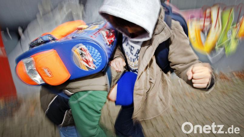 Aggression auch schon im Grundschulalter gehört zu den Verhaltensauffälligkeiten, bei denen Jugendsozialarbeiter eingreifen können. Die Einsatzgebiete an Schulen sind vielfältig. Symbolbild: Oliver Berg