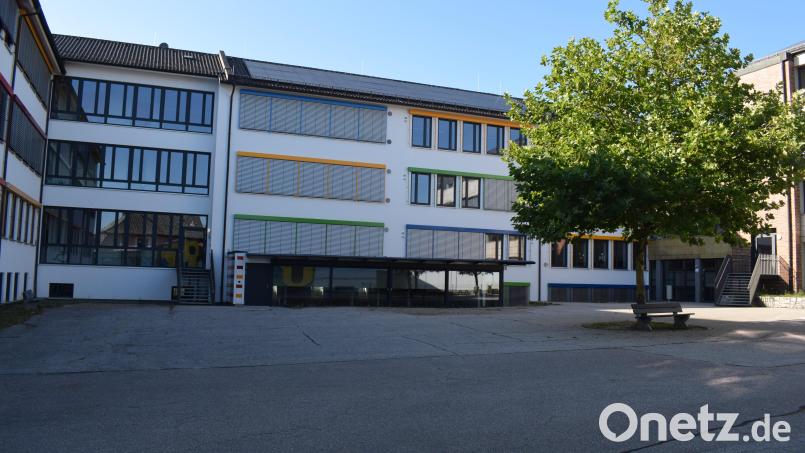 Der Innenhof der Grund- und Mittelschule wird als Pausenhof und Freigelände für die Mensa umfunktioniert. Der Pausenhof für die Grundschule befindet sich an der gegenüber liegenden Nordseite des Schulgebäudes. Bild: bnr