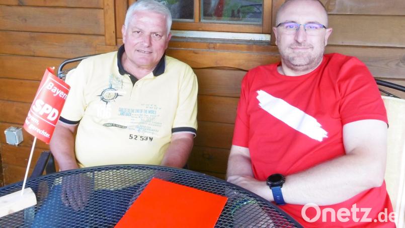 Der neue Vorsitzende der SPD Kaltenbrunn, Jürgen Oheim (rechts), mit seinem Vorgänger Reinhold Tafelmeyer. Bild: Reinhold Tafelmeyer/exb