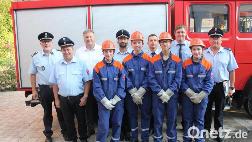 Der Utzenhofener Feuerwehr-Nachwuchs beweist, was er kann (vorn, von links): Vorsitzender Hubert Zollbrecht, Magdalena Geitner, Eva Lehmeier, Tim Kotzbauer und Veronika Guttenberger; hinten (von links): Kreisbrandmeister Jürgen Ehrnsberger, Bürgermeister Stefan Braun, Kommandant Franz Schmidbauer, Jugendwart Laurenz Knott, stellvertretender Jugendwart Michael Wittmann und Kreisbrandmeister Alexander Graf. Bild: aun