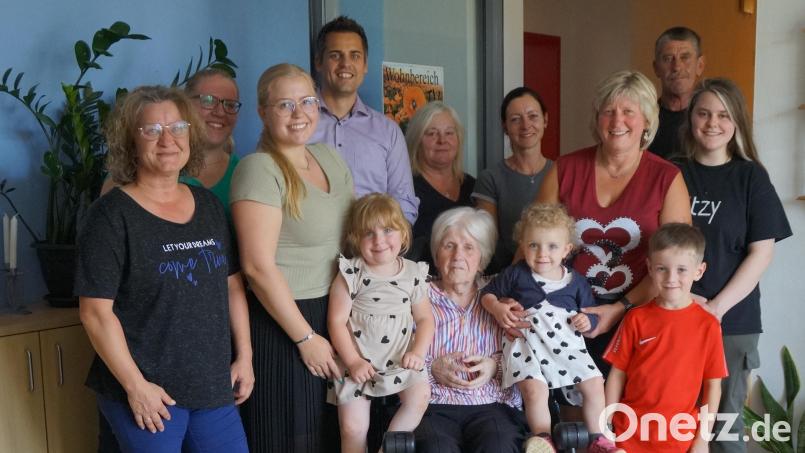 Im Kreise ihrer Familie feiert Anna Schindler ihren 80. Geburtstag im Alten- und Pflegeheim. Bürgermeister Rudolf Teplitzky (Vierter von links) überbringt die Glückwünsche der Stadt. Bild: wel