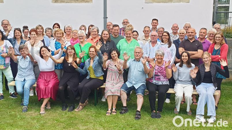 Bürgermeister Roman Schäffler (hinten links) zeigte einem großen Teil der ehrenamtlich und hauptamtlich Engagierten auch das künftige Domizil des Bürger- und Familienzentrums Mittendrin Bild: Michael Neuber/exb