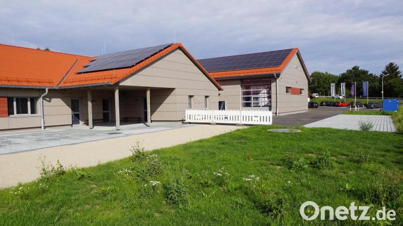 Zu einer der vielen Eigenleistungen der Feuerwehr zählten die Pflasterarbeiten rund um das neue Feuerwehrgerätehaus. Am 22. September wird es feierlich eingeweiht. Bild: bkr