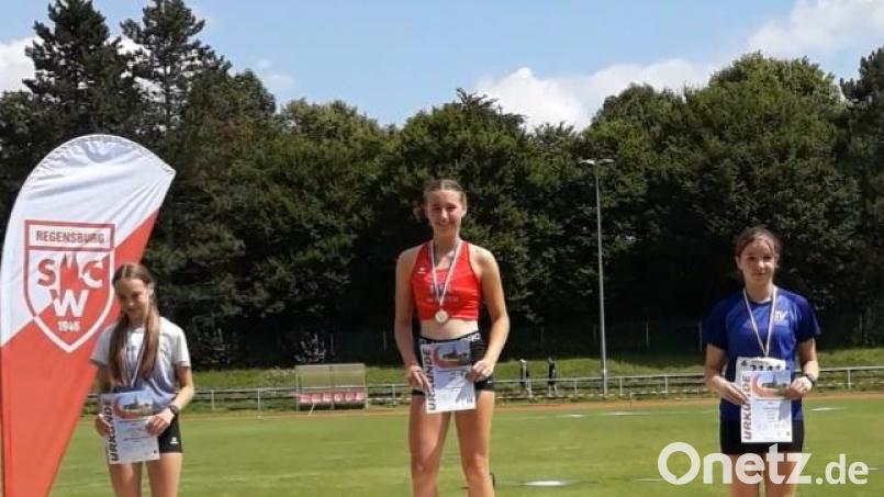 Lilli Werner (Mitte) siegte sowohl im Vier- als auch im Siebenkampf. Bild: DJK Weiden/exb