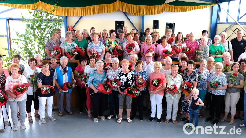 Rosen regnet es beim Familienfest der Gesellschaft Frohsinn auf die weiblichen Mitglieder. Ein Gruppenfoto mit Präsident Erwin Dromann und Bürgermeister Marcus Gradl erinnert an die Jubiläumsfeier mit Familienfest und Generalversammlung. Bild: do