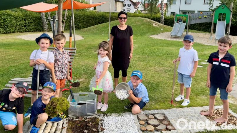 Die Kinder freuen sich über den Barfußpfad. Im Bild von links Maximilian, Marius, Lukas, Xaver, Elly, Heike Kunte, Paul, Joe, Lukas. Bild: Kathrin Gleißner/exb