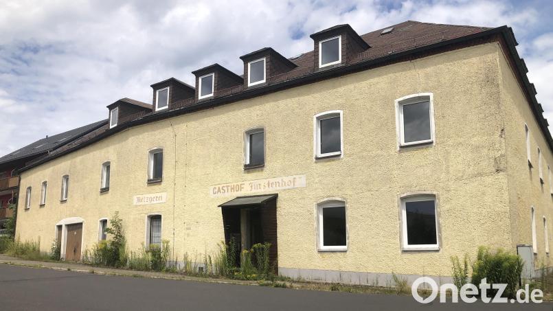 Erfolgreich bemüht sich die Natur, Besitz vom ehemaligen Gasthof Fürstenhof in Fuchsmühl zu ergreifen. Bild: wro
