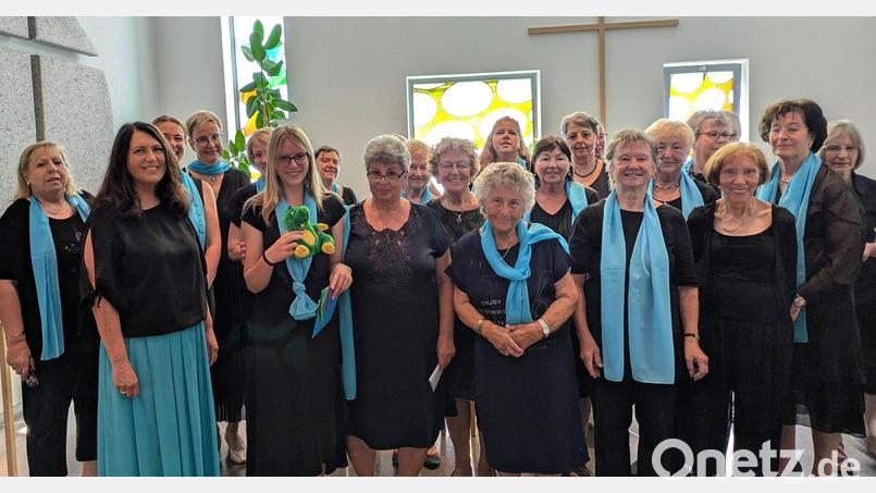 Die Verabschiedung von Gastsängerin Lucie nach dem Chorkonzert im St.-Michaelszentrum. Bild: Angelika Lingl