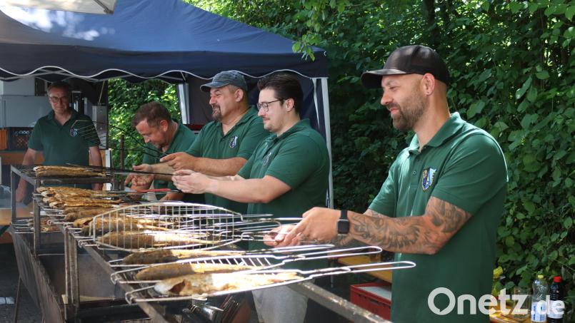 Das Team der Fischer-Crew bereitet beim Fischerfest in Rieden die Forellen zu. Bild: mrr