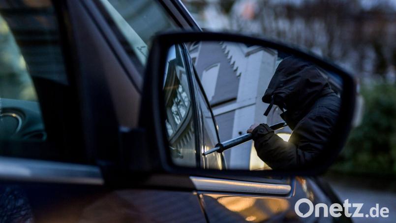 Bei zwei Autoeinbrüchen in Etzenricht und Luhe mussten die Täter nicht einmal wie hier Gewalt anwenden. Symbolbild: Axel Heimken/dpa