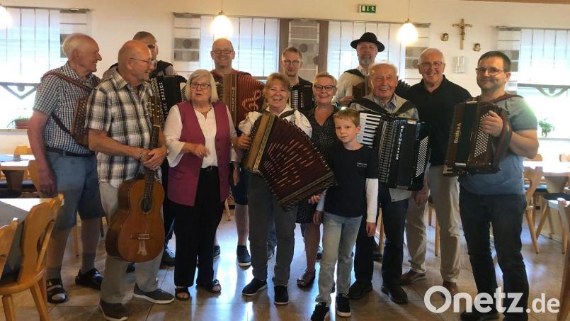 Zünftig ging es wieder zu beim Wirtshaussingen des Heimatkundlichen Arbeits- und Förderkreises in Kötzersdorf mit Musikanten aus der Region. Bild: Monika Fink/exb