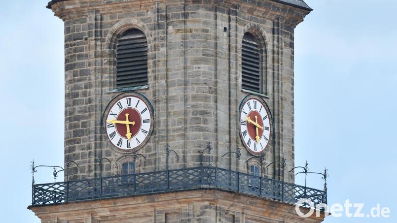 Momentan ist immer kurz nach dreiviertel sechs: Die Turmuhr von St. Martin Amberg ist seit einem Blitzschlag am 1. Juni schon wieder defekt. Wie lang die Reparatur dauert, lässt sich derzeit noch nicht sagen. Bild: Petra Hartl