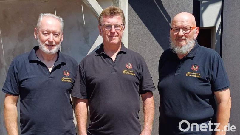 Zwei Tage vor der Premiere des Stücks „Das Wirtshaus im Spessart“ ist Erhard Ackermann (links), der Darsteller des Räubers Knoll, erkrankt. Zur Erleichterung von Regisseur Dieter Held (Mitte) übernahm Roland Fritsch (rechts) die Rolle zusätzlich zu der als Bänkelsänger Parucchio. Bei den Aufführungen am 2. und 3. August steht zum guten Ende Erhard Ackermann selbst als Räuber Knoll auf der Bühne. Bild: u