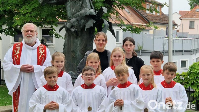 Gleich neun neue Ministranten begrüßte Pater Benedikt Leitmayr. Bild: Petra Günthner/exb