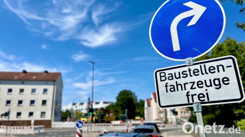 Auf dem Rotkreuzplatz laufen die Bauarbeiten. Autofahrer und Busse müssen hier die Umleitung nutzen – und mit Staus rechnen. Bild: Gabi Schönberger