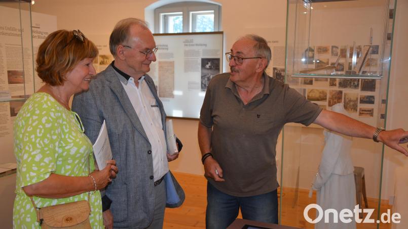 Otto Grillmeier (rechts) führte das Ehepaar Reiner und Gabriele Haseloff durch das Resl-Museum im Schafferhof. Bild: jr
