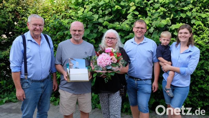 Das Abschiednehmen von einer treuen Mitarbeiterseele viel schwer. Schweren Herzens verabschiedeten die Firmenchefs Rudi Dunzer (links) und Michael Schmid (Vierter von links) ihren langjährigen Mitarbeiter Florian Philipp (Zweiter von lins.) in den Ruhestand. Bild: do