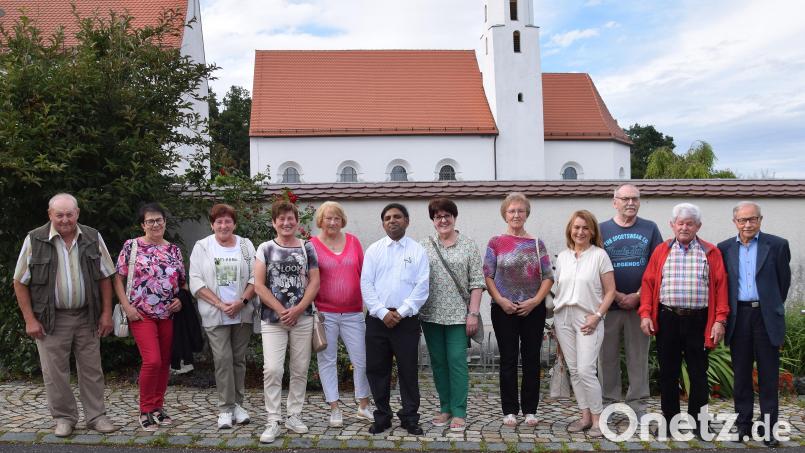 Zu einem Klassentreffen kommen die Vilshofener Einschulungsjahrgänge 1950 und 1951 zusammen. Den Gottesdienst zelebriert Pater Thomas Bijilal (Mitte) von der Pfarreiengemeinschaft. Bild: bö