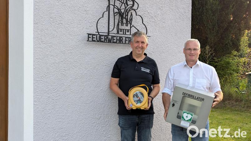 Stellvertretend für das ganze Dorf nahm FFW-Vorsitzender Peter Böckl (links) den Defibrillator von Fördervereinsvorsitzendem Alfons Schmitzer entgegen. Bild: Winderl