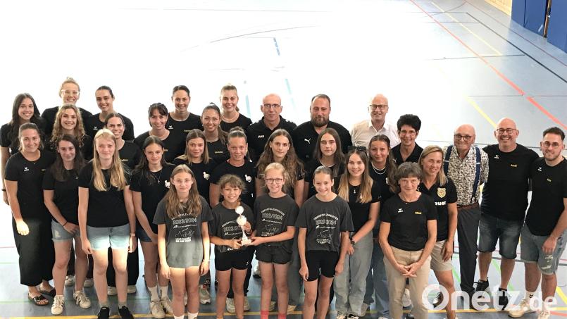 So sehen Siegerinnen aus: Bürgermeister Bernhard Lindner und SV-Vorsitzender Hans Luber gratulieren mit dem Kreisvorsitzenden Martin Schötz den erfolgreichen Volleyballspielern. Bild: mma