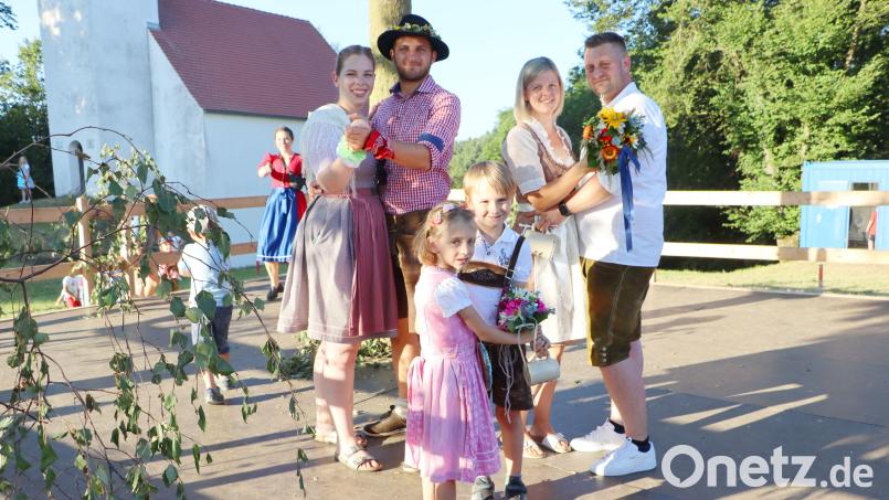 Drei Oberkirwapaare strahlen am Niederärndter Kirwabaum um die Wette. Hinten von links Sandra Schuster und Julian Bär sowie Katharina und Patrik Schertl, vorne Franziska Hüttner und Ben Töttcher. Bild: gru