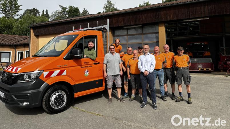 Das Bauhofteam Christian Gilch, Rainer Konz, Bauhofleiter Alexander Lang, Stefan Meier, Josef Schmid, Sandro Jon, Michael Gierke (von rechts), Erster Bürgermeister Sebastian Giering (im Unimog), Geschäftsleiter Peter Forster und MAN-Mitarbeiter Josef Fischer (vorne). Bild: Ramona Herrman/exb