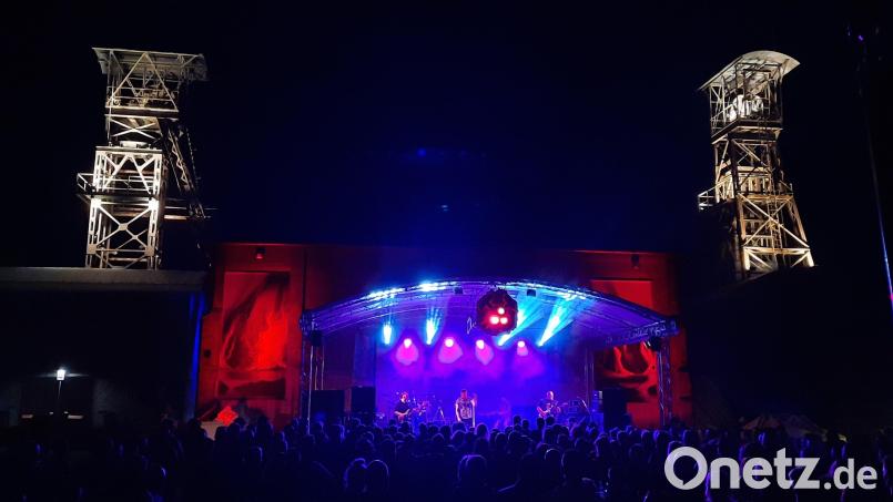 Classic Rock unter den illuminierten Fördertürmen ist das Markenzeichen des Gruben-Open-Airs auf dem Gelände des Bergbaumuseums Maffeischächte. Bild: Brigitte Grüner/Förderverein Maffeispiele/exb