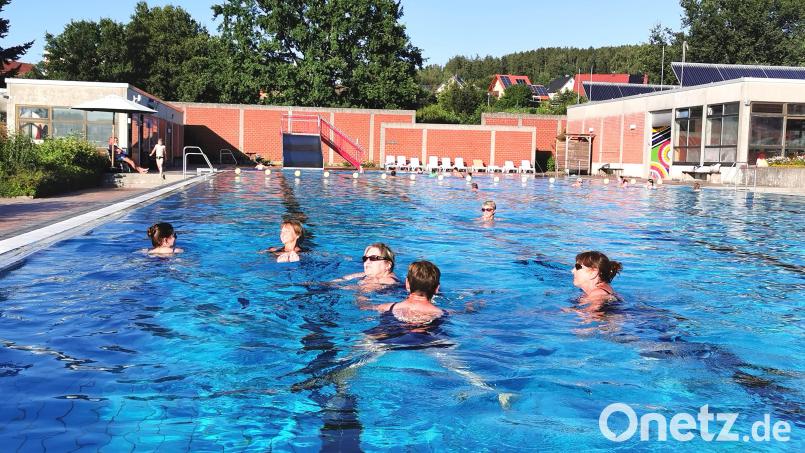 Kurz nach 18 Uhr am ersten Ferientag: Im Freibad Oberviechtach ist viel Platz für die Schwimmer, die Familien mit Kindern sind schon weg. Bild: Portner