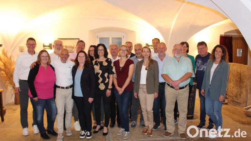Mitarbeiterehrung bei Heck Wall Systems: Im Bild von links Markus Niermann (Vorsitzender der Geschäftsführung), Stefanie Hümmer, Michael Plechschmidt, Andreas Füller, Bernhard Schich, Bettina Pollok, Tanja Ströll, Doris Fuchs, Paul Bücherl, Evelyn Nastvogel, German Storz, Stephan Bussler, Bianca Fischer-Köppl, Heiko Faltenbacher, Udo Wegmann, Thomas Schemm, Kessy Leistner, Thomas Friedel und Betriebsratsmitglied Lisa Rott. Bild: Heck Wall Systems/exb