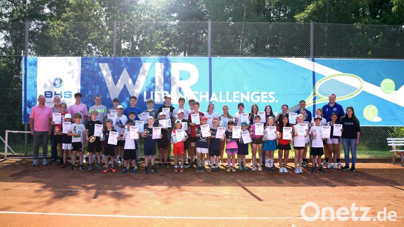 Das sind in den verschiedenen Altersklassen die Sieger der Tennis-Landkreiskreismeisterschaften Neustadt/WN, die die TSG Mantel-Weiherhammer über eine Woche hinweg für Kinder und Jugendliche ausrichtete. Verantwortlich für das Turnier zeichnet Martin Schmid (hinten, rechts). Bild: Adrian Zimmermann