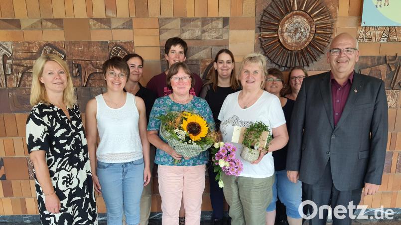 Bei der Verabschiedung waren (vorne, von rechts) Bürgermeister Klaus Meyer, Claudia Melzer, Inge Schmidkonz, Lehrerin Alexandra Hecht und Rektorin Karin Gleißner sowie (hinten, von links) Konrektorin Kerstin Münchmeier und Vertreterinnen des Elternbeirats. Bild: Markgraf-Diepold-Grundschule Waldsassen/exb