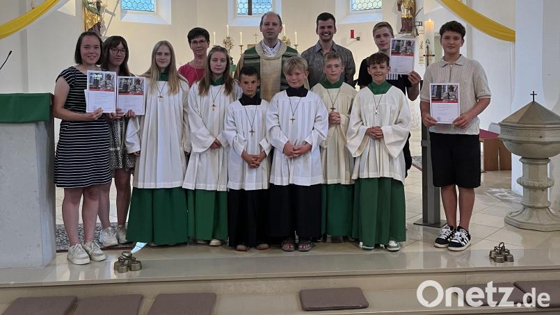Langgediente Ministranten gehen und neue kommen in der Filialpfarrei St. Konrad in Mendorferbuch. Bild: bö