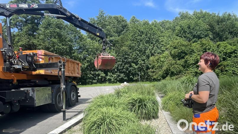 Neu im Fuhrpark des Bauhofs ist dieser Dreiachser, dessen Kippanhänger Julia Rieß per Fernbedienung steuert. Bild: Stadt Marktredwitz/exb