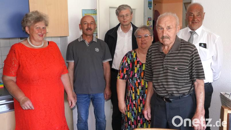 Der Dorfälteste von Oberbernrieth, Albert Wüst (Zweiter von rechts) feiert 95. Geburtstag. Bild: fvo