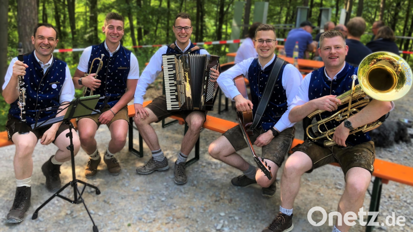 Die Oberkrainer-Musiker &quot;Power Hoch 5&quot; spielen am Mittwochabend in der Freizeitanlage Neustadt/WN zur Serenade. Bild: Power Hoch 5/exb