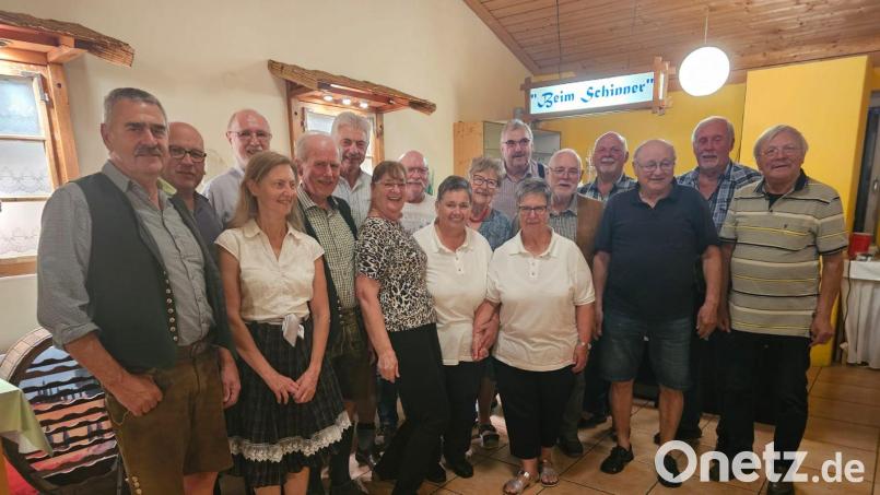 Die Damen Barbara Reichl, Maria Storek, Marille Kett, Marianne Helm, Marga Roßmann (vorne von links) sowie die Herren Manfred Rosenthal, Ludwig Lindner, Herbert Storek, Xaver Schindler, Hans Gräml, Reinhard Brand, Oswald Kopp, Helmut Jilg, Gerhard Retzer, Theo Helgert, Ludwig Dötsch und Wilhelm Prechtl (von links) sorgten für einen kurzweiligen Abend. Bild: B. Hecht/exb
