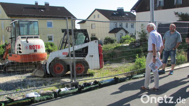 Bürgermeister Peter König und Zweiter Bürgermeister Oliver Becher (rechts) bei der Begutachtung der Grundstückseinfahrt beim Anwesen Josef Weiß. Bild: exa