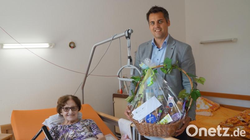 Renate Willecke freut sich über die Glückwünsche von Bürgermeister Rudolf Teplitzky zu ihrem 90. Geburtstag. Bild: wel